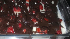 Pudim com morango/uvas e chocolate