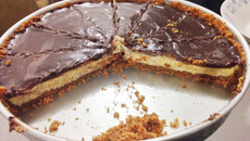 Torta de maracujá da Rapha com cobertura de chocolate