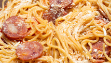 Macarrão instantâneo com calabresa