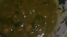 Caldo de grão-de-bico com batata baroa e couve mineira