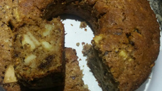 Bolo integral de maçã com castanhas e gotas de chocolate meio amargo