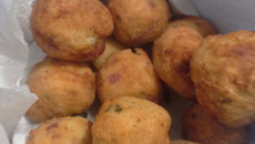 Bolinho de batata com salsicha