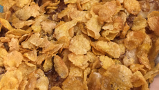 Banana caramelada coberta com cereal