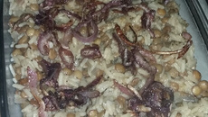 Arroz com lentilha e cebola caramelizada