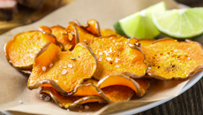 Chips de batata doce ao forno