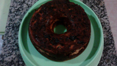 Pudim de pão com ameixas e uvas passas