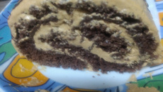 Rocambole com cobertura de café