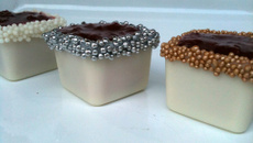 Mini caixinha de chocolate com doce de coco e geleia de morangos caseira