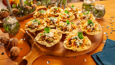 Canapés de peito desfiado com bacon