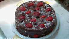 Bolo de baunilha com cobertura de chocolate e morango