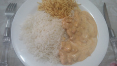 Estrogonofe de frango com creme branco