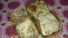 Rocambole de carne moída recheado com mussarela