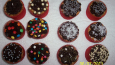Cupcakes de baunilha cobertos e recheados com ganache
