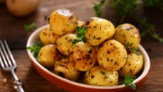 Petisco de Batatinha com Manjericão Seco