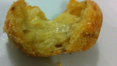 Bolinhas de queijo fritas