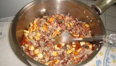 Baião de dois com carne de sol, aipim e queijo coalho frio.