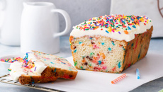 Bolo simples e colorido para crianças