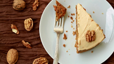 Bolo de nozes com recheio de doce de leite