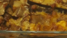 Lasanha de berinjela com linguiça defumada