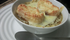 Sopa de cebola gratinada