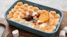 Smores de travessa assado no forno ou na airfryer fácil com apenas 3 ingredientes