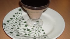 Mousse branca com calda de chocolate