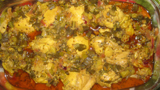 Coxas e sobrecoxas de frango com quiabo ao vinho branco