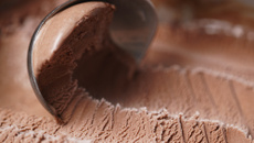 Sorvete com calda de chocolate