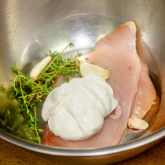 shutterstock-2380875395 Sou cozinheira e garanto: "O segredo do frango macio não é o limão, esse ingrediente deixa ele muito tenro"