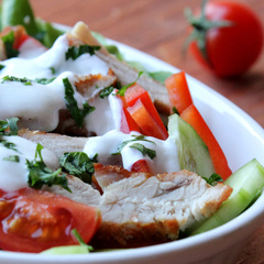 salada-alta Aqui está o jantar leve que você tanto procura: salada de frango grelhado com molho iogurte e limão fácil e rápido
