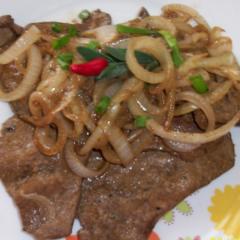 Delicioso fígado frito em uma frigideira com molho de tomate