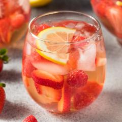 Pink Lemonade: aprenda a fazer essa bebida refrescante de 3 modos