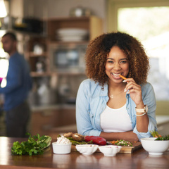 shutterstock-2186170811-1- Aqui está o que as mulheres acima dos 40 anos devem comer, segundo nutricionista