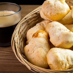 pao-quei-alta Café cremoso com pão de queijo de frigideira: 2 receitas simples para fazer um café da manhã em 15 minutos