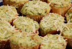 9 receitas de pão de alho que vão estrelar o seu cardápio de churrasco