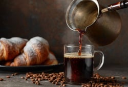 MasterChef Celebridades 2025: erro em sobremesa com café provoca eliminação no episódio de terça