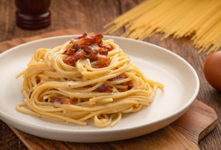 Fácil, rápido e clássico: macarrão à carbonara padrão MasterChef Brasil com essas dicas profissionais