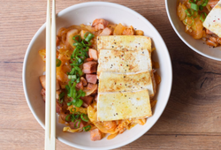 Kimchi jjigae: aprenda a fazer o ensopado coreano queridinho dos doramas e dos idols de k-pop