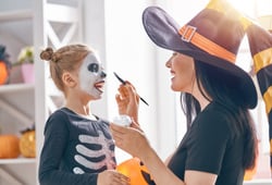 Por que usamos fantasia no Halloween e quais são as roupas mais tradicionais da festa?
