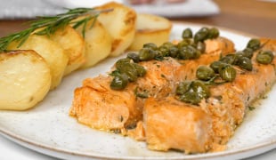 Salmão ao molho de alcaparras suculento para o Dia das Mães