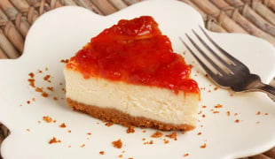 Todo ano eu faço essa cheesecake de ricota com goiabada