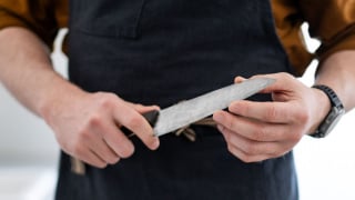 Como posso afiar uma faca corretamente em casa se não tenho um afiador?