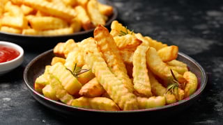 Suas batatas fritas ficarão perfeitas e crocantes com esse truque do TudoGostoso que faz toda a diferença
