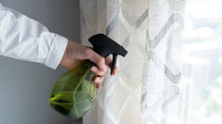 Alicia Martínez, especialista em limpeza: "Para manter a casa com um cheiro agradável, borrifo este aromatizador de ar caseiro nas cortinas."