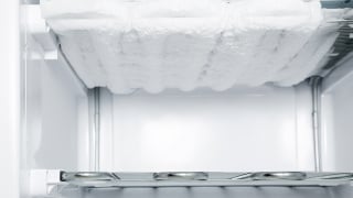 Se o seu freezer está com gelo acumulado, isso pode estar afetando sua conta de luz: entenda o porquê e como evitar