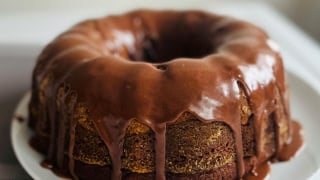 Fiz a receita que está bombando de bolo de chocolate com flocão para ver se é gostosa mesmo e me surpreendi: é tão cremoso e molhadinho que nem parece uma receita sem glúten e sem lactose