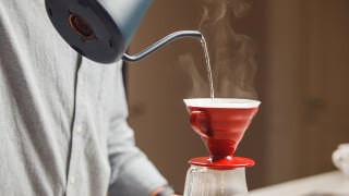 O jeito de despejar a água pode transformar seu café coado; descubra o truque que faz diferença