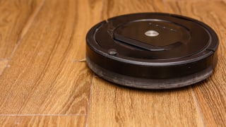 Varre, aspira e passa pano! Aspirador robô da Philco 3 em 1 pela metade do preço