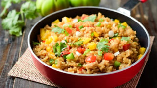Adicione 2 ovos ao arroz que sobrou e prepare este prato delicioso para o almoço, jantar ou uma refeição rápida