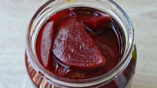 Por que as pessoas comem beterraba fermentada? Descubra os benefícios e se realmente vale a pena